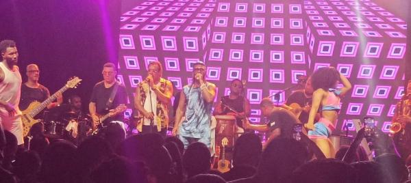 Beto Jamaica e Compadre Washington cantaram os consgrados sucessos do É o Tchan. (Imagem:Gilson Rocha)