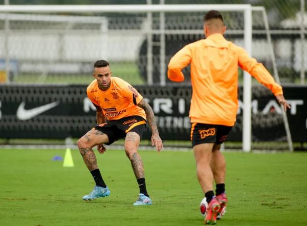 Luan marca companheiro em treino do Corinthians.(Imagem:Rodrigo Coca / Ag.Corinthians)