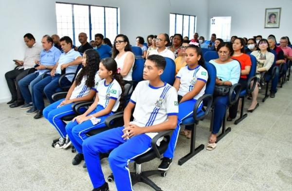 Realizada a entrega de material didático para alunos da rede municipal de ensino.(Imagem:Secom)