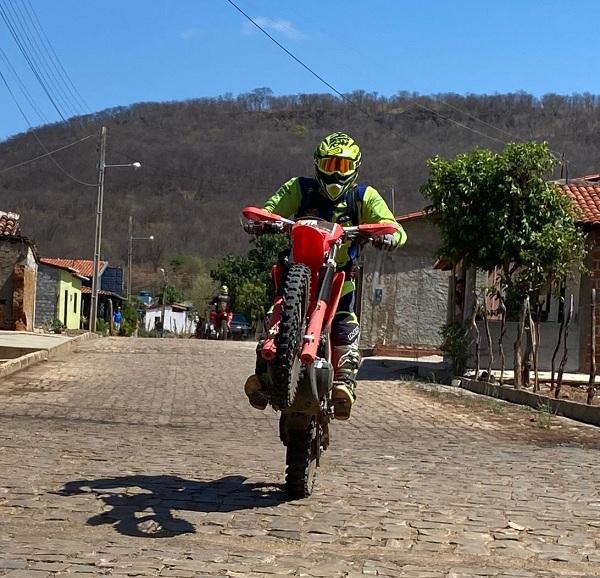 Pilotos de vários municípios encaram trilhas técnicas no Enduro do Mel.(Imagem: Divulgação)