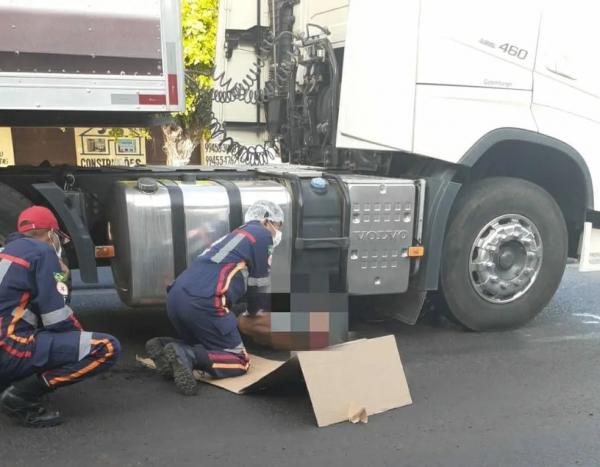 Ciclista morreu ao ser atropelado por um caminhão em Demerval Lobão.(Imagem:Reprodução)