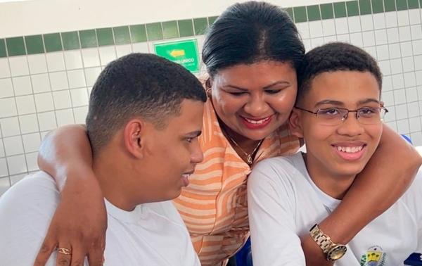 Com apoio da escola em tempo integral e de programas educacionais, mães piauienses ganham fôlego para conciliar a rotina e garantir um futuro melhor para os filhos.(Imagem:Divulgação)
