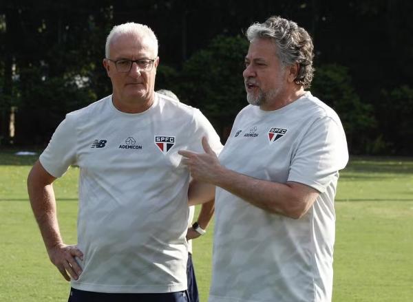 Dorival Júnior se despede do São Paulo ao lado do presidente Casares.(Imagem:Divulgação)