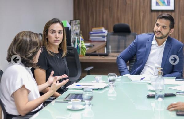 Secretário de Educação, Washington Bandeira, e primeira-dama do Piauí, Isabel Fonteles, dialogam sobre o Pacto pelas Crianças(Imagem:Divulgação)