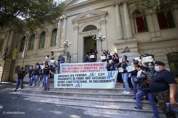 Professores substitutos protestam e pedem pagamento de férias e 13º salário(Imagem:Roberta Aline)