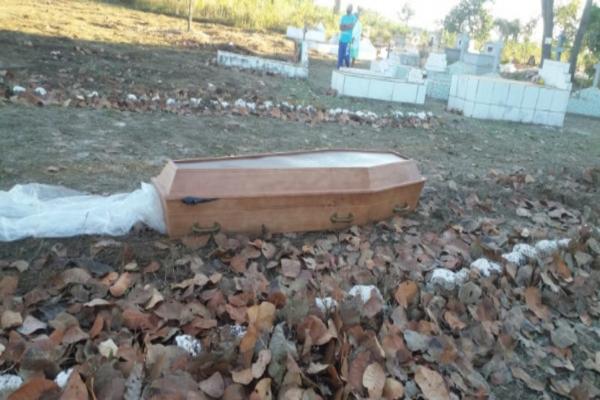 Caixão com corpo de homem é abandonado em cemitério no Piauí(Imagem:Reprodução)