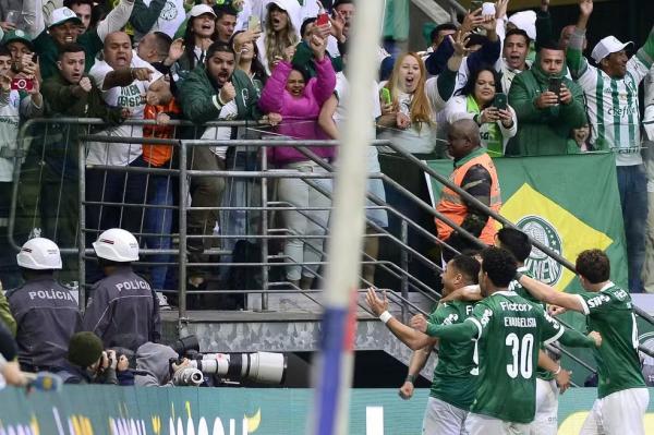 Palmeiras x Ceará - Jogadores do Palmeiras comemoram com torcedores.(Imagem:Marcos Ribolli)