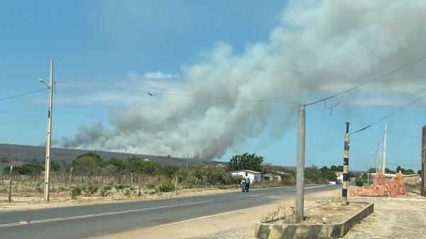 Prefeitura e Corpo de Bombeiros combatem incêndio na zona rural de Pavussu.(Imagem:Aparecida Santana/TV Clube)