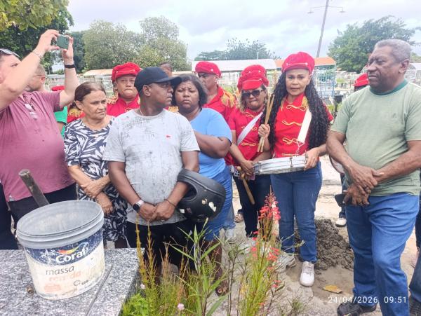 Corpo do rep&oacute;rter Joilson Leandro &eacute; sepultado em Floriano sob homenagens de familiares, amigos e colegas(Imagem:FlorianoNews)