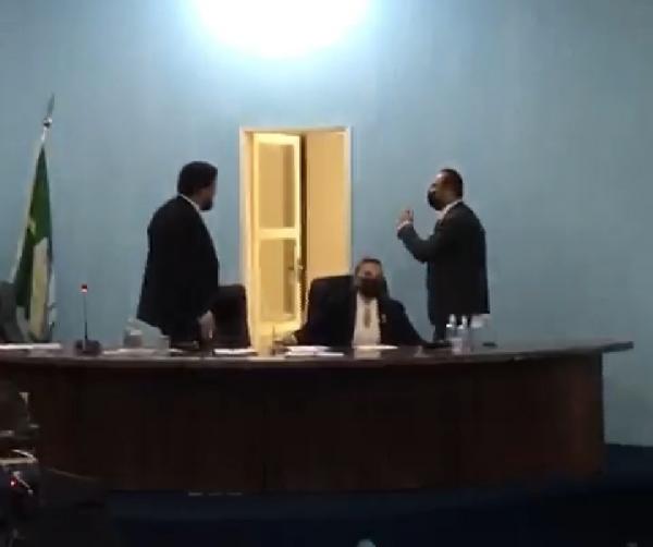 Sessão na Câmara de Vereadores de Floriano termina em confusão(Imagem:Reprodução)