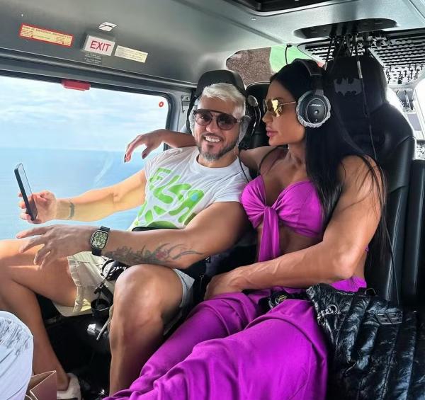 Belo e Gracyanne no dia 26 de dezembro, a caminho do cruzeiro de Neymar.(Imagem: Reprodução/Instagram)