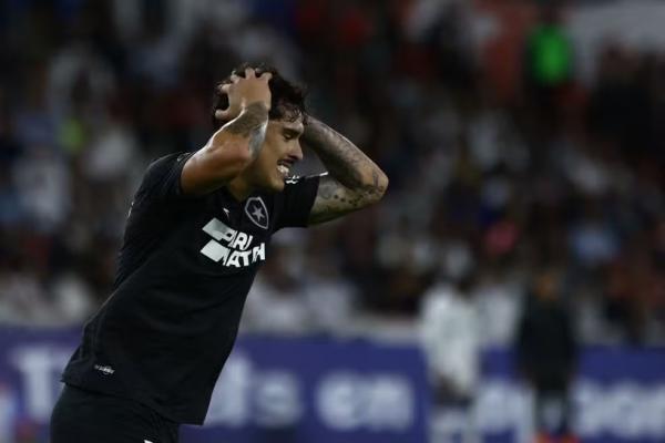 Lucas Halter em LDU x Botafogo(Imagem:Franklin Jacome/Getty Images)