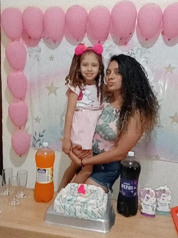 Francisca Maria de Carvalho e a filha Agnes Carvalho de Moura, de 5 anos; criança morreu com sinais de envenenamento ? Foto:(Imagem:Arquivo Pessoal)