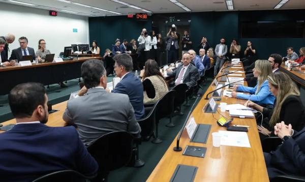Reuni&atilde;o da Comiss&atilde;o da C&acirc;mara sobre o Fim da Escala 6x1 debate redu&ccedil;&atilde;o da jornada com empregadores.(Imagem:Lula Marques/ Ag&ecirc;ncia Brasil)
