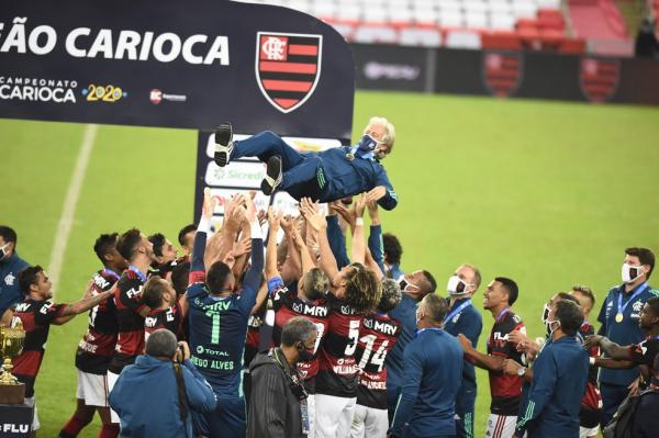 Jogadores do Flamengo festejam com Jesus o título do Carioca.(Imagem:André Durão)