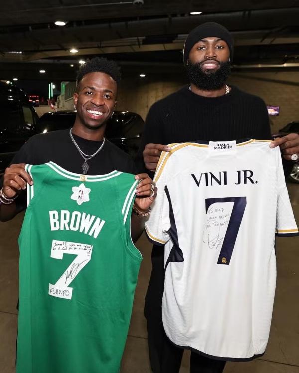 Vini Jr. e Jalen Brown trocam camisas após jogo da NBA.(Imagem: Reprodução/ Twitter)