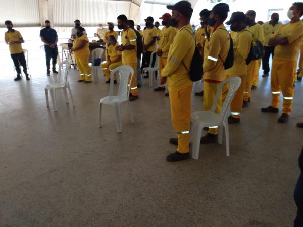 Profissionais da limpeza recebem homenagens pelo Dia do Gari(Imagem:FlorianoNews)