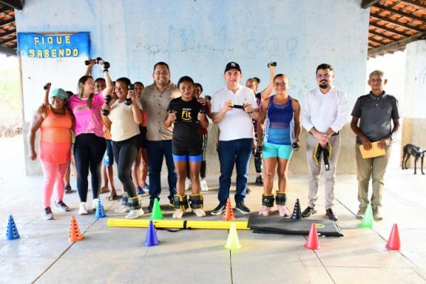 Prefeitura de Floriano entrega equipamentos para prática de atividade física na comunidade Pilões.(Imagem:Secom)
