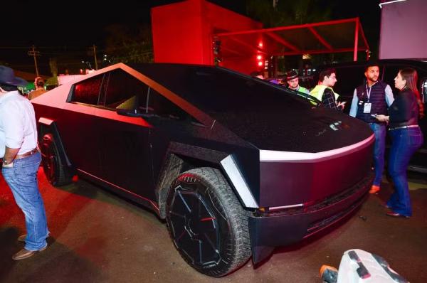 Zezé Di Camargo chega na Festa do Peão de Barretos com carro avaliado em Tesla Cybertruck.(Imagem:Eduardo Martins / Brazil News)