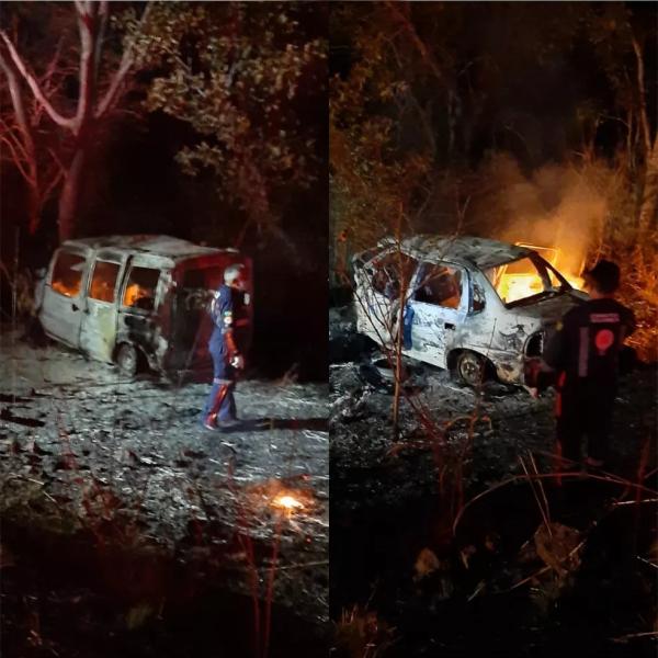 Carros pegam fogo após colisão.(Imagem:Reprodução /Redes Sociais)