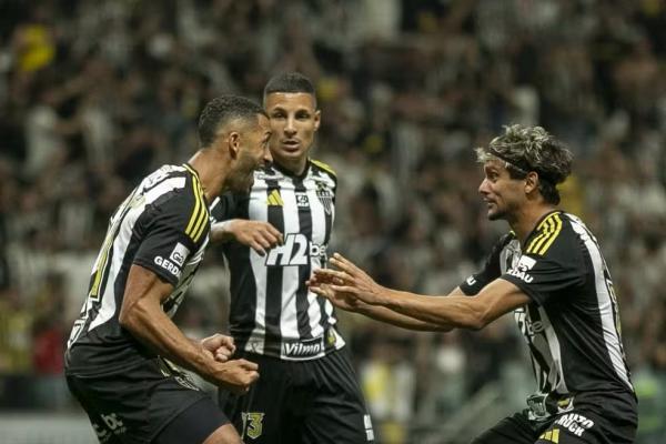 Vitor Hugo jogador do Atlético-MG comemora seu gol durante partida contra o Sport no estádio Arena MRV pelo campeonato Brasileiro A 2025.(Imagem:Fernando Moreno/AGIF)