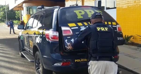 Durante fiscalização de ônibus a equipe verificou que um dos ocupantes possuía um mandado de prisão expedido minutos antes da abordagem.(Imagem:Divulgação/PRF)