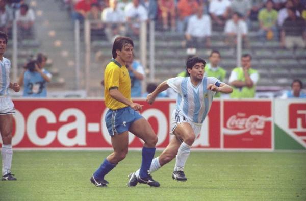 Dunga e Maradona: na Copa da Itália, em 1990, os hermanos terminaram vitoriosos.(Imagem:Anibal Philot / Agência O GLOBO)