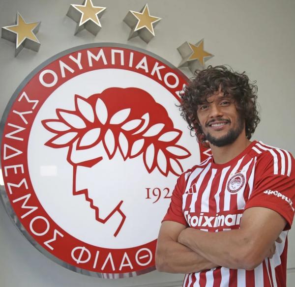 Gustavo Scarpa atualmente está no Olympiacos.(Imagem:Divulgação / Olympiacos)