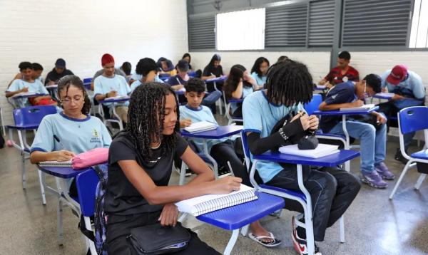 Programa Pé-de-Meia. Alunos da escola CED 619 da Samambaia.(Imagem:Antônio Cruz/Agência Brasil)