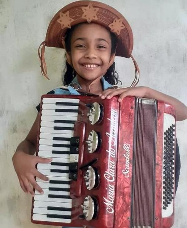 Inspirada em Luiz Gonzaga, Maria Clara toca sanfona no interior do Piauí.(Imagem:Reprodução Pessoal)
