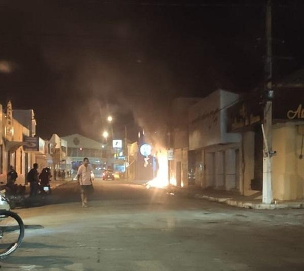 Incêndio destrói loja no centro de Floriano.(Imagem:Divulgação)