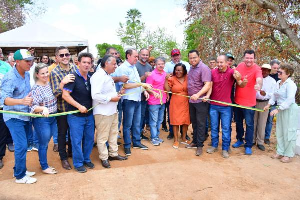 Vereadores de Floriano participam de entrega da ponte que dá acesso à localidade Saco.(Imagem:CMF)