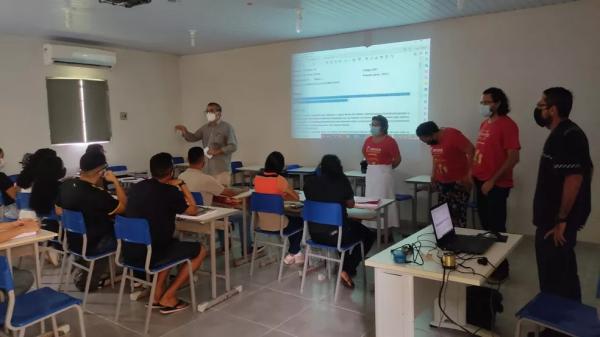  Manifestantes passaram nas salas de aula explicando demandas.(Imagem: Divulgação/ADCESP )