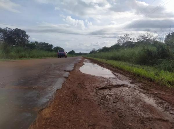 Rodovia do Piauí está intrafegável oferece riscos de acidentes por conta de buracos.(Imagem:Andrê Nascimento/g1)