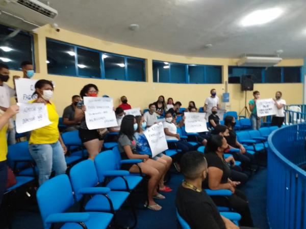 Comerciantes protestam na Câmara Municipal contra o decreto municipal(Imagem:FlorianoNews)