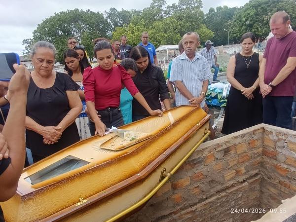Corpo do rep&oacute;rter Joilson Leandro &eacute; sepultado em Floriano sob homenagens de familiares, amigos e colegas(Imagem:FlorianoNews)