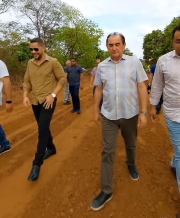 Prefeito Antônio Reis visita obra de recuperação da estrada que dá acesso ao Distrito Amolar(Imagem:SECOM)