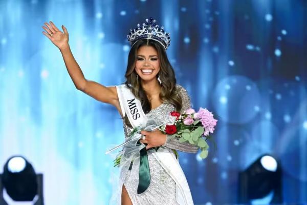 Alma Cooper no evento em que foi coroada Miss USA 2024, durante a 73ª edição do concurso Miss USA, realizado no Peacock Theater, em Los Angeles, em 4 de agosto de 2024.(Imagem:Getty Images)