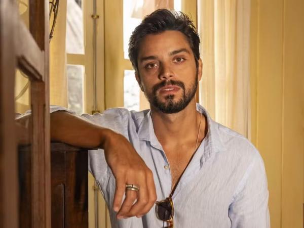 Rodrigo Simas interpreta o personagem José Venâncio na nova versão da novela 