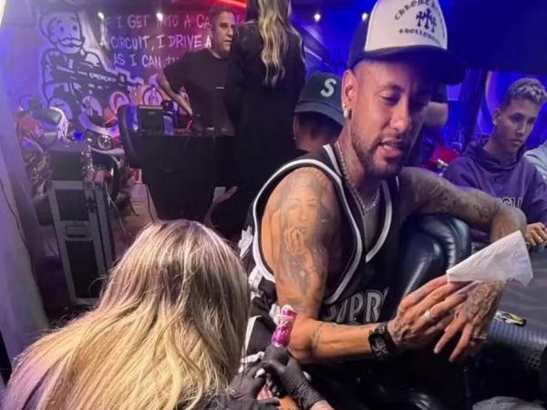 Neymar tatua escudo do Santos.(Imagem:Reprodução/Instagram)