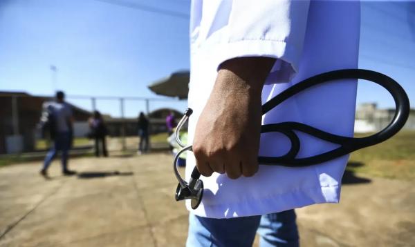 M&eacute;dicos chegam ao local de prova para a segunda etapa do Exame Nacional de Revalida&ccedil;&atilde;o de Diplomas M&eacute;dicos Expedidos por Institui&ccedil;&atilde;o de Educa&ccedil;&atilde;o Superior Estrangeira (Revalida).(Imagem:MARCELO CAMARGO/AG&Ecirc;NCIA BRASIL)