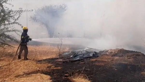 Incêndio no Bairro Bomba assusta população e provoca correria em Picos.(Imagem:Antônio Rocha/ TV Clube)
