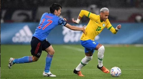 Tanaka e Neymar em Japão x Brasil.(Imagem:Masashi Hara/Getty Images)
