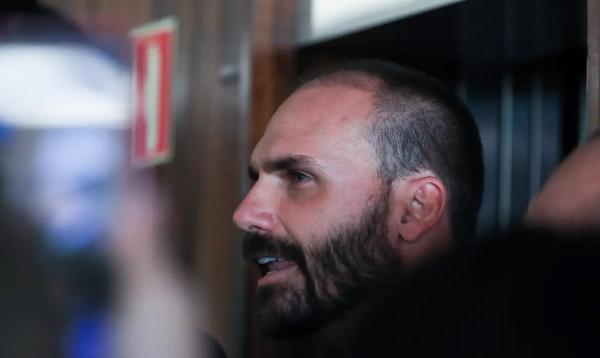 Deputado Eduardo Bolsonaro durante entrevista a imprensa.(Imagem:Lula Marques/ Agência Brasil)