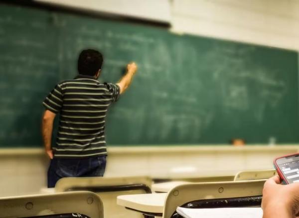 Professor em sala de aula.(Imagem:Pexels/Imagem ilustrativa)