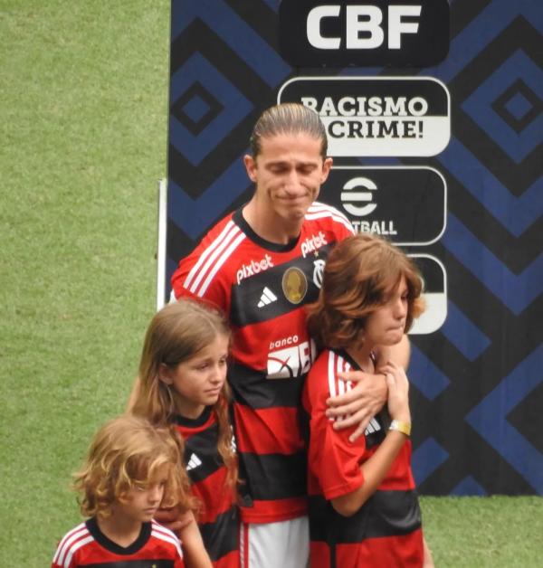Filipe Luís muito emocionado ao lado dos filhos Tiago, Sara e Lucas.(Imagem:Fred Gomes)