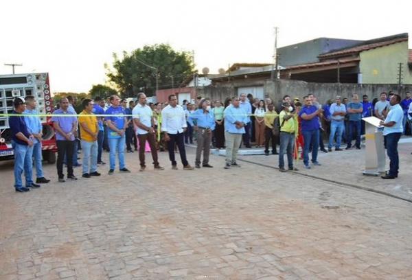 Vereadores participam de entrega das obras de pavimentação poliédrica no bairro São Cristóvão.(Imagem:CMF)