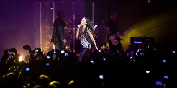 Alanis Morissette durante sua apresentação em São Paulo, em 2016, o primeiro dos oito shows no Brasil naquele ano.(Imagem:Caio Kenji/G1)