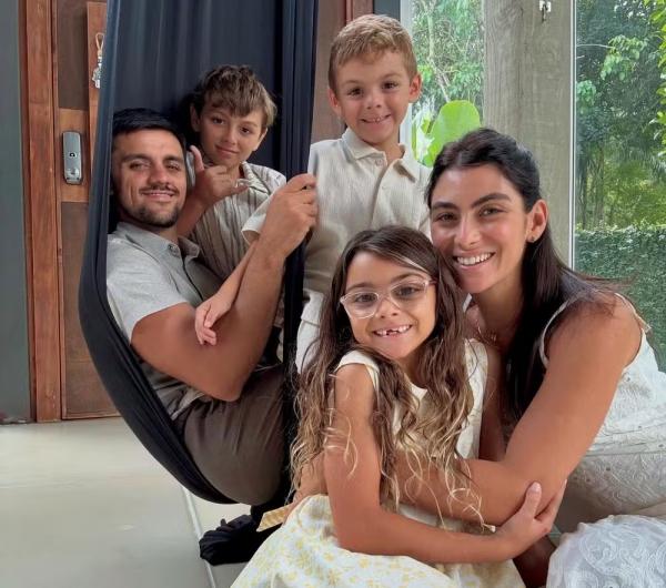 Felipe Simas com a família.(Imagem:Reprodução/Instagram)