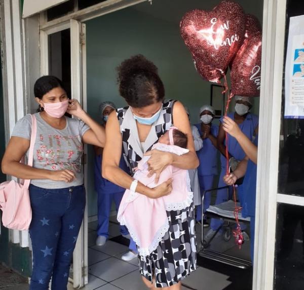 Mãe vê a filha pela primeira vez no Dia das Mães.(Imagem:Divulgação /Ascom MDER)